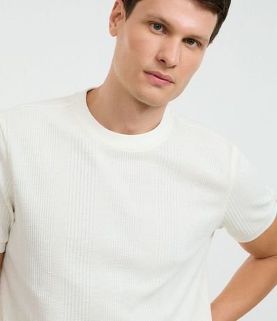 Remera Regular con Cuello Redondo y Textura Vertical 4