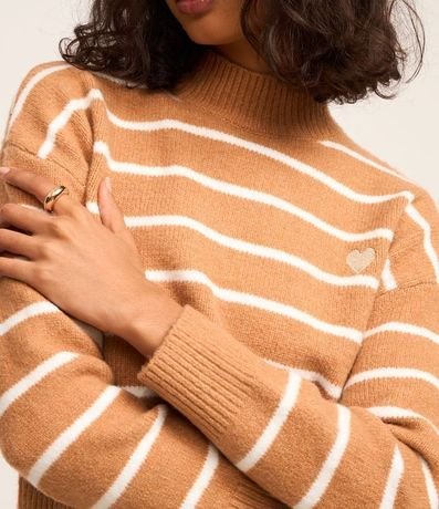 Suéter Listrado en Punto con Cuello Alto y Bordado de Corazón 3