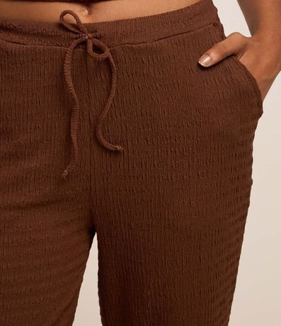 Pantalón Recto con Textura y Cintura Elástica 4