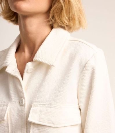 Campera Trucker Corta en Sarga con Bolsillos Cargo y Aleta 3