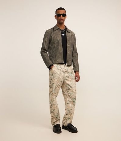 Campera en Material Sintético con Recortes y Estampa Manchada 2