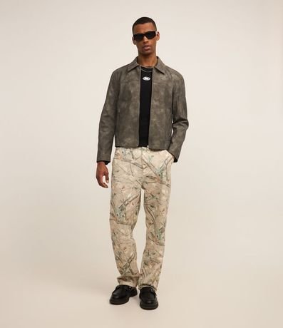 Campera en Material Sintético con Recortes y Estampa Manchada 4