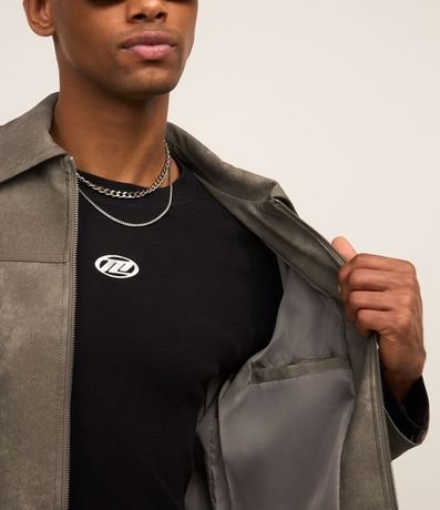 Campera en Material Sintético con Recortes y Estampa Manchada 5