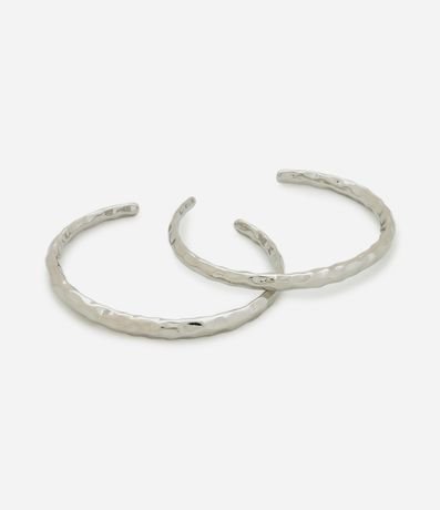 Kit con 02 Braceletes en Metal con Efecto Martillado