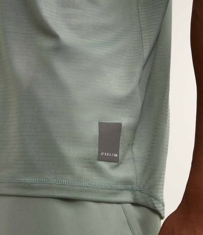 Remera Deportiva con Tecnologia Dry y Linea Contrastante 4