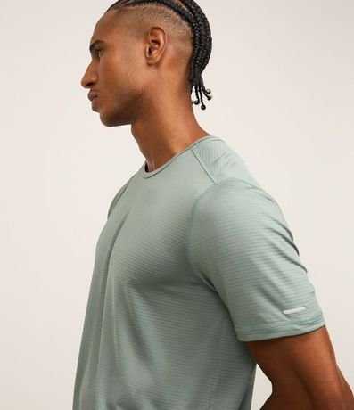 Remera Deportiva con Tecnologia Dry y Linea Contrastante 5