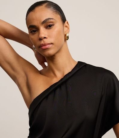 Blusa en Crepé con Drapeado Lateral y Hombro Único 4