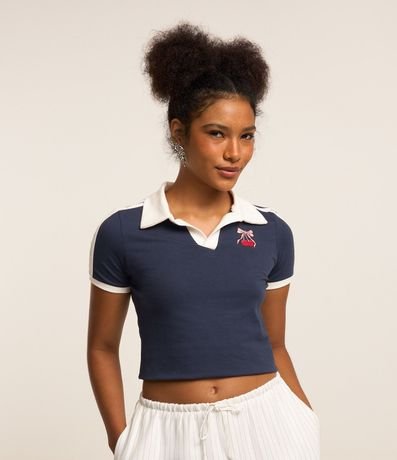 Blusa Cropped en Algodón con Cuello Polo y Bordado de Cerezas