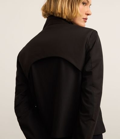 Campera Deportiva con Cuello Alto y Bolsillos