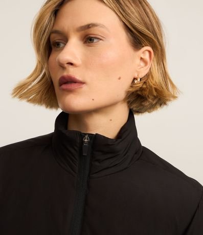 Campera Deportiva con Cuello Alto y Bolsillos 4