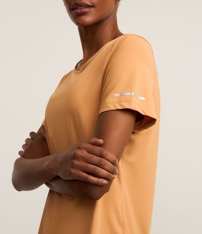 Remera Deportiva Texturizada con Detalle Reflectante 4