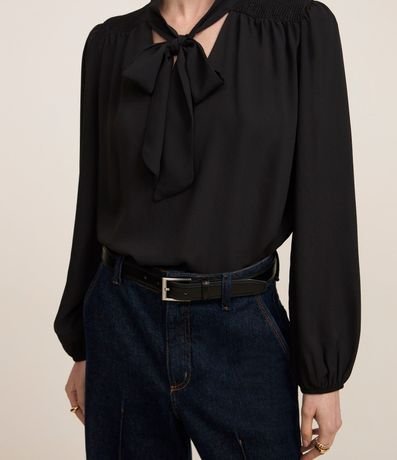 Blusa en Crepé con Cuello Lazo y Detalles de Pliegues 3