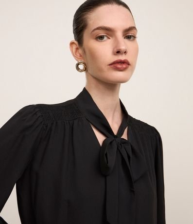 Blusa en Crepé con Cuello Lazo y Detalles de Pliegues 4