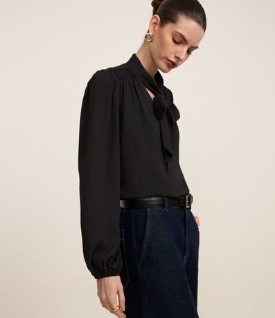 Blusa en Crepé con Cuello Lazo y Detalles de Pliegues 5