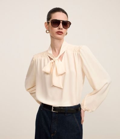 Blusa en Crepé con Cuello Lazo y Detalles de Pliegues