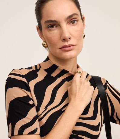 Blusa en Rib con Cuello Alto y Estampa Zebra