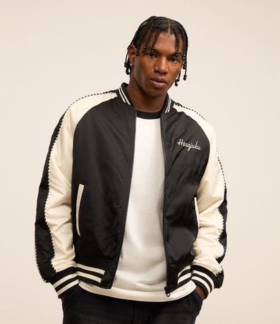 Campera Boxy con Detalles Contrastantes y Bordados de Carpas Orientales