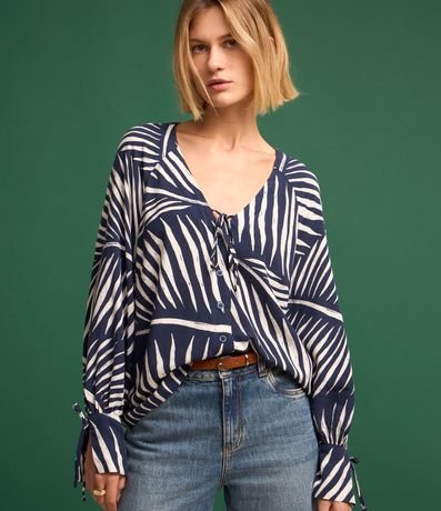 Camisa en Viscosa con Escote V y Estampa de Follajes