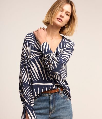 Camisa en Viscosa con Escote V y Estampa de Follajes 4