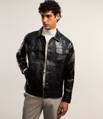 Campera Trucker con Textura Crocco Detalles en Solapa y Abotonado