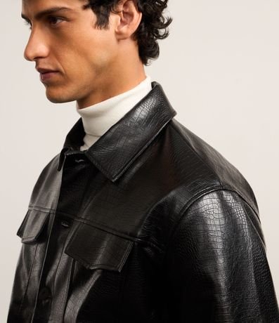 Campera Trucker con Textura Crocco Detalles en Solapa y Abotonado 3