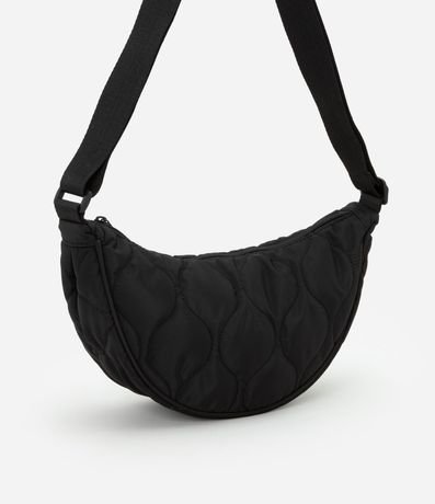Cartera Mediana con Textura Capitoneada y Formato Media Luna