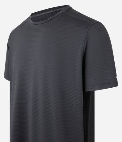 Remera Deportiva con Tecnologia Dry y Linea Contrastante 6
