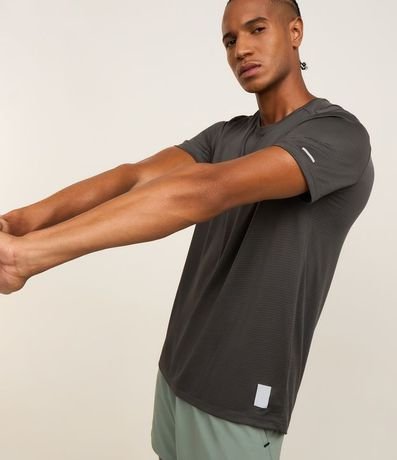 Remera Deportiva con Tecnologia Dry y Linea Contrastante 3