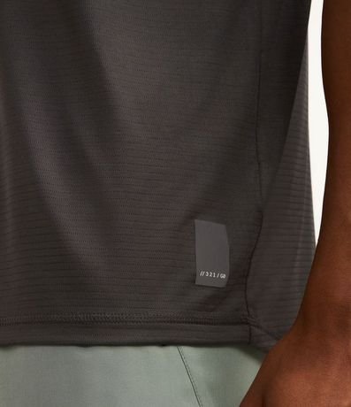 Remera Deportiva con Tecnologia Dry y Linea Contrastante 4