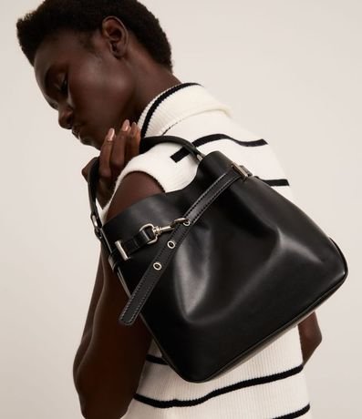 Cartera Bucket Pequena en PU con Detalle de Hebilla 8