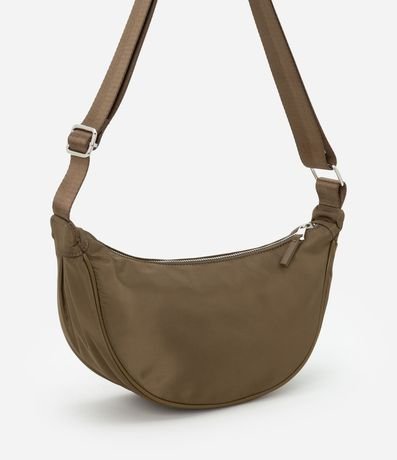 Bolso Mediano en Forma Media Luna y Correa Transversal Ajustable