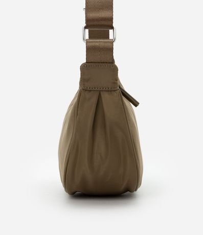 Bolso Mediano en Forma Media Luna y Correa Transversal Ajustable 2