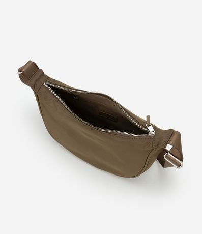 Bolso Mediano en Forma Media Luna y Correa Transversal Ajustable 4