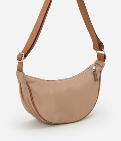 Bolso Mediano en Forma Media Luna y Correa Transversal Ajustable