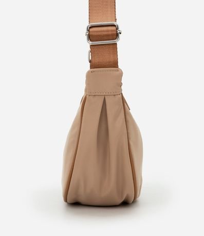 Bolso Mediano en Forma Media Luna y Correa Transversal Ajustable 3