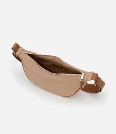 Bolso Mediano en Forma Media Luna y Correa Transversal Ajustable 5