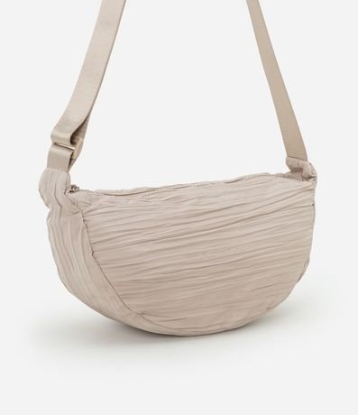 Cartera Mediana con Textura Drapeada y Formato Media Luna