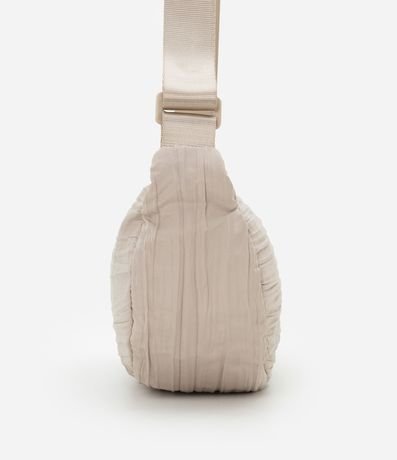 Cartera Mediana con Textura Drapeada y Formato Media Luna 2