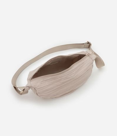 Cartera Mediana con Textura Drapeada y Formato Media Luna 4