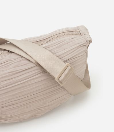 Cartera Mediana con Textura Drapeada y Formato Media Luna 5