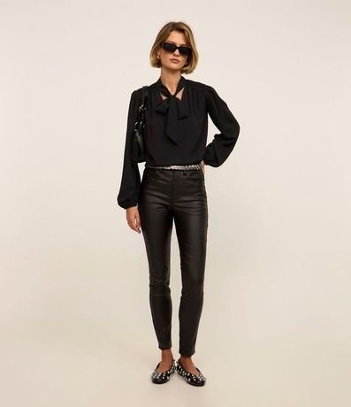 Pantalón Skinny en Sarga Resinada con Cintura Mediana