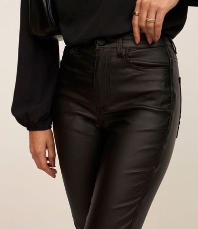 Pantalón Skinny en Sarga Resinada con Cintura Mediana 4