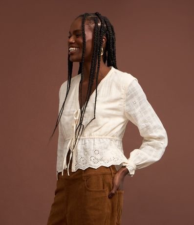 Blusa corta en Laise con Bordado y Lazo Delantero 5