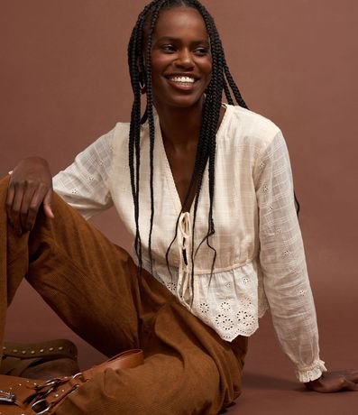 Blusa corta en Laise con Bordado y Lazo Delantero 6