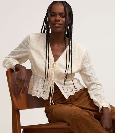 Blusa corta en Laise con Bordado y Lazo Delantero