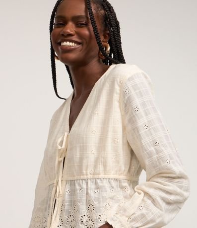 Blusa corta en Laise con Bordado y Lazo Delantero 4