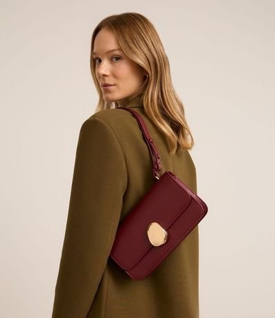 Cartera Shoulder Mediana con Tapa y Detalle Metalizado 1
