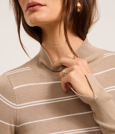 Suéter Listrado en Punto con Cuello Alto 3