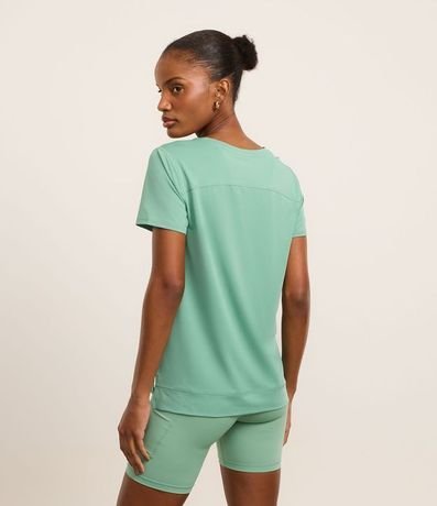 Remera Deportiva en Microfibra Agujerada con Bajo Mullet 3