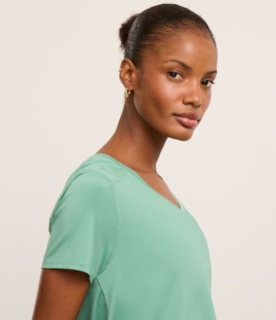 Remera Deportiva en Microfibra Agujerada con Bajo Mullet 4